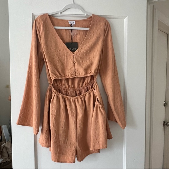 Le Lis Collection Orange Textured Long Sleeve Button Cutout Romper Small NWT - Picture 1 of 8